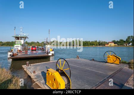Ferry du Rhin sur les rives du Rhin, Neuburg am Rhein, Palatinat, Rhénanie-Palatinat, Allemagne, Europe Banque D'Images