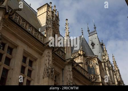 Rouen, France : détail du palais de justice gothique, le Palais de Justice, dans le centre historique de la ville. Il n'est ouvert que très occasionnellement aux visites. Banque D'Images