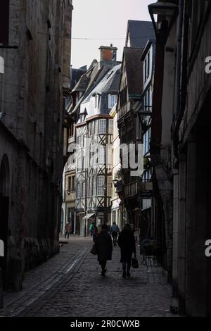 Rouen, France : rue Saint Romain, l'étroite rue pavée longe la façade nord de la cathédrale notre-Dame de Rouen. Banque D'Images