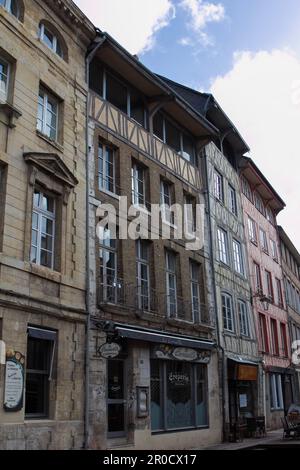 Rue eau de Robec à Rouen, France. Les bâtiments avec un porte-à-faux aux étages supérieurs sont où des tabliers au Moyen âge accrochaient des tissus teints pour sécher. Banque D'Images