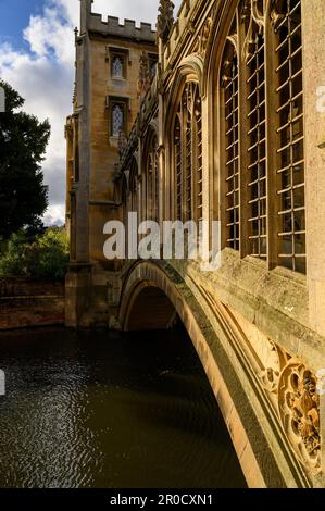 Vue panoramique sur le pont des Soupirs au St John's College de Cambridge, Royaume-Uni Banque D'Images