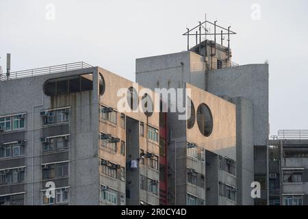 Un immeuble public à Tsing Yi avec balcons à Hong Kong sous le ciel nuageux Banque D'Images