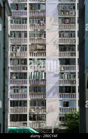 Une vue extérieure du logement public dans Wah Fu Estate à Pok Fu Lam Banque D'Images