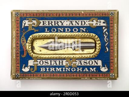 Boîte de pointes Perry Pen. Fabricant: Josiah Mason. Boîte à cartes avec couvercle, pointe de stylo montée sur le dessus avec encadrement en aluminium doré contenant 50 pointes de stylo Banque D'Images