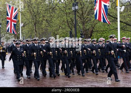 Des officiers de la Royal Navy participent à la procession du King Charles Coronation le long du Mall à Londres le 6th mai 2023 Banque D'Images