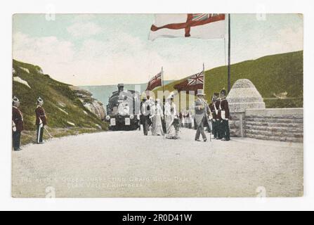 Carte postale - King & Queen Inspecting Craig-Goch Dam, Elan Valley, Rhayader, pays de Galles, 1904. Vues topographiques - Kesterton Collection. Le roi Edward VII et la reine Alexandra exécutent la cérémonie d'ouverture des travaux d'eau qui fournissent de l'eau douce à la ville de Birmingham, illustrée sur le barrage jusqu'au réservoir. Banque D'Images