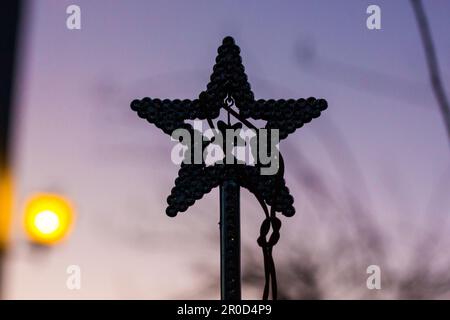 Une baguette magique avec une étoile contre un ciel bleu-violet du soir. Magie au crépuscule. Superbe arrière-plan abstrait magique avec lampe chaude sur une rade Banque D'Images