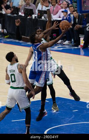 PHILADELPHIE, PA - MAI 7: Tirese Maxey #0 des 76ers lecteurs au panier pendant la série 2 jeu 4 de la Conférence de l'est demi-finales 2023 de la NBA séries contre les Boston Celtics sur 7 mai 2023 au Wells Fargo Center à Philadelphie, PA. (Photo de Stephen Nadler/PxImages) Credit: PX Images/Alamy Live News Banque D'Images