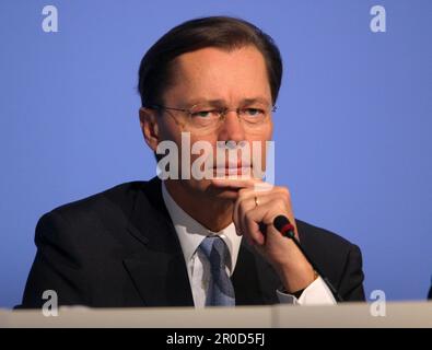 PHOTO D'ARCHIVE: Thomas MIDDELHOFF aura 70 ans sur 11 mai 2023, Président de la direction Dr. Thomas MIDDELHOFF, Directeur, portrait, portrait, conférence de presse annuelle de KarstadtQuelle AG à Düsseldorf, 27 mars 2006. ? Banque D'Images