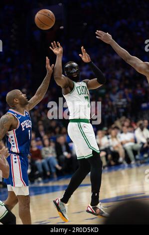 PHILADELPHIE, PA - MAI 7: Jaylen Brown #7 des Boston Celtics passe le ballon pendant la partie 2 partie 4 de la Conférence de l'est demi-finales 2023 de la NBA playoffs contre la Philadelphie 76ers sur 7 mai 2023 au Wells Fargo Center à Philadelphie, PA. (Photo de Stephen Nadler/PxImages) Credit: PX Images/Alamy Live News Banque D'Images