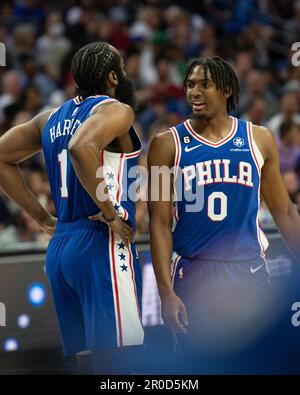PHILADELPHIE, PA - MAI 7: James Harden #1 parle à Tirese Maxey #0 des 76ers pendant la partie 2 partie 4 de la Conférence de l'est demi-finales 2023 de la NBA contre les Boston Celtics sur 7 mai 2023 au Wells Fargo Center à Philadelphie, PA. (Photo de Stephen Nadler/PxImages) Credit: PX Images/Alamy Live News Banque D'Images