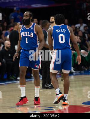 PHILADELPHIE, PA - MAI 7: James Harden #1 parle à Tirese Maxey #0 des 76ers pendant la partie 2 partie 4 de la Conférence de l'est demi-finales 2023 de la NBA contre les Boston Celtics sur 7 mai 2023 au Wells Fargo Center à Philadelphie, PA. (Photo de Stephen Nadler/PxImages) Credit: PX Images/Alamy Live News Banque D'Images