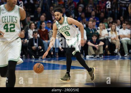 PHILADELPHIE, PA - MAI 7: Derrick White #9 des Boston Celtics conduit au panier pendant la série 2 jeu 4 de la Conférence de l'est demi-finales 2023 de la NBA playoffs contre la Philadelphie 76ers sur 7 mai 2023 au Wells Fargo Center à Philadelphie, PA. (Photo de Stephen Nadler/PxImages) Credit: PX Images/Alamy Live News Banque D'Images