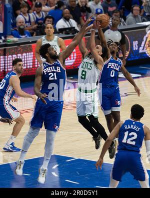 PHILADELPHIE, PA - MAI 7: Derrick White #9 des Boston Celtics conduit au panier pendant la série 2 jeu 4 de la Conférence de l'est demi-finales 2023 de la NBA playoffs contre la Philadelphie 76ers sur 7 mai 2023 au Wells Fargo Center à Philadelphie, PA. (Photo de Stephen Nadler/PxImages) Credit: PX Images/Alamy Live News Banque D'Images