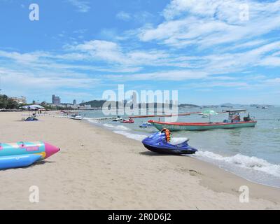 La plage de Pattaya en Thaïlande avec sa côte en forme de croissant de 4 km de long, offre de nombreuses activités aquatiques Banque D'Images