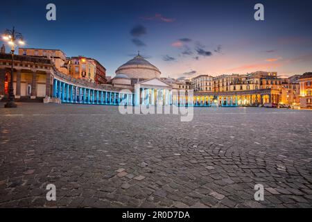 Naples, Italie. Image du paysage urbain de Naples, Italie avec vue sur la grande place de la ville publique Piazza del Plebiscito au coucher du soleil. Banque D'Images