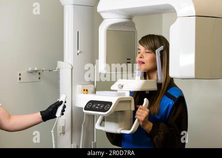 Le technicien en radiologie effectue une acquisition CT de la patiente de la mâchoire. Femme faisant un cliché circulaire de la mâchoire en dentisterie moderne. Tomodensitométrie de 3D dents. Pano Banque D'Images