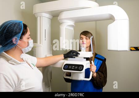 Le technicien en radiologie effectue une acquisition CT de la patiente de la mâchoire. Femme faisant un cliché circulaire de la mâchoire en dentisterie moderne. Tomodensitométrie de 3D dents. Pano Banque D'Images