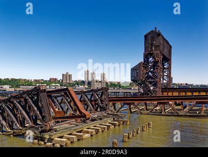 Ce dévier rouillé – aujourd’hui un point de repère – avait autrefois déplacé des wagons couverts de chemins de fer sur et hors des barges qui ont traversé le fleuve Hudson avant la construction d’un tunnel ferroviaire. Banque D'Images