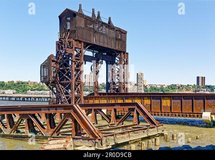 Ce dévier rouillé – aujourd’hui un point de repère – avait autrefois déplacé des wagons couverts de chemins de fer sur et hors des barges qui ont traversé le fleuve Hudson avant la construction d’un tunnel ferroviaire. Banque D'Images