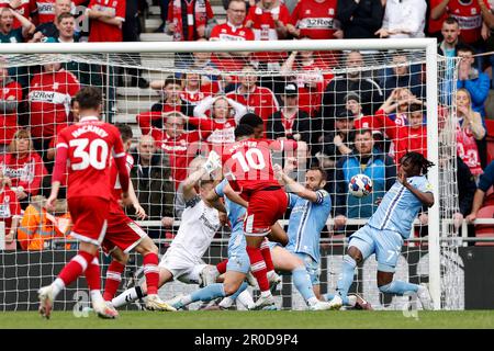 Cameron Archer de Middlesbrough (au centre) marque le premier but de son côté pendant le match du championnat Sky Bet au stade Riverside, à Middlesbrough. Date de la photo: Lundi 8 mai 2023. Banque D'Images