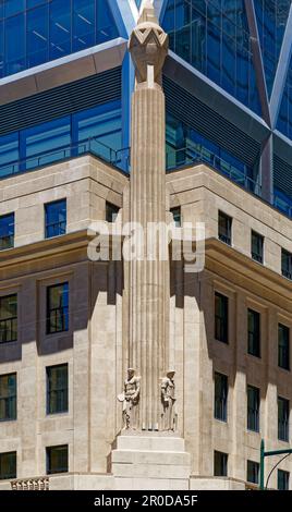 La tour Hearst en verre diagrid a été construite en 2006 au sommet du Hearst Magazine Building en pierre de 1928. Banque D'Images