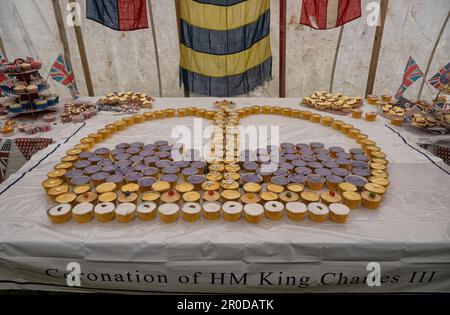 King Charles Coronation avec une grande couronne faite de cupcakes, Cornwall, train à vapeur, train à vapeur Helston Cornwall royaume-uni Angleterre la ligne de train la plus méridionale au royaume-uni Helston Credit: kathleen White/Alay Live News Banque D'Images