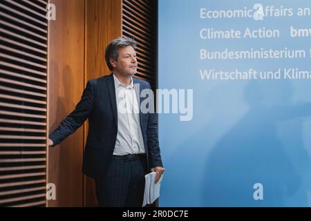 Berlin, Allemagne. 08th mai 2023. Robert Habeck (Alliance 90/les Verts), ministre fédéral des Affaires économiques et de la protection du climat et vice-chancelier, photographié après la conférence de presse pour remettre le rapport économique de l'OCDE au ministre fédéral des Affaires économiques de Berlin, 8 mai 2023. Credit: dpa/Alay Live News Banque D'Images