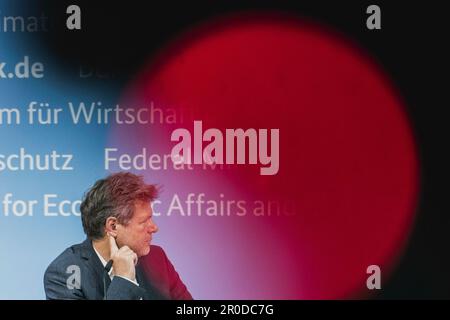 Berlin, Allemagne. 08th mai 2023. Robert Habeck (Alliance 90/les Verts), ministre fédéral des Affaires économiques et de la protection du climat et vice-chancelier, a pris part à la conférence de presse pour la présentation du rapport économique de l'OCDE au ministre fédéral des Affaires économiques à Berlin, 8 mai 2023. Credit: dpa/Alay Live News Banque D'Images