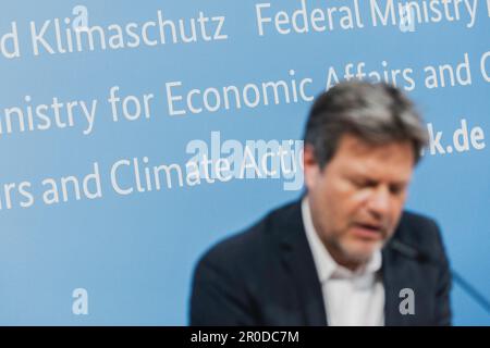 Berlin, Allemagne. 08th mai 2023. Robert Habeck (Alliance 90/les Verts), ministre fédéral des Affaires économiques et de la protection du climat et vice-chancelier, a pris part à la conférence de presse pour la présentation du rapport économique de l'OCDE au ministre fédéral des Affaires économiques à Berlin, 8 mai 2023. Credit: dpa/Alay Live News Banque D'Images
