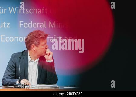 Berlin, Allemagne. 08th mai 2023. Robert Habeck (Alliance 90/les Verts), ministre fédéral des Affaires économiques et de la protection du climat et vice-chancelier, a pris part à la conférence de presse pour la présentation du rapport économique de l'OCDE au ministre fédéral des Affaires économiques à Berlin, 8 mai 2023. Credit: dpa/Alay Live News Banque D'Images
