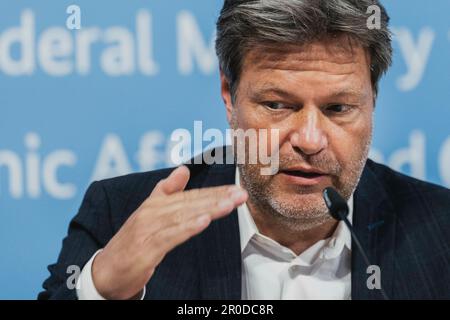 Berlin, Allemagne. 08th mai 2023. Robert Habeck (Alliance 90/les Verts), ministre fédéral des Affaires économiques et de la protection du climat et vice-chancelier, a pris part à la conférence de presse pour la présentation du rapport économique de l'OCDE au ministre fédéral des Affaires économiques à Berlin, 8 mai 2023. Credit: dpa/Alay Live News Banque D'Images