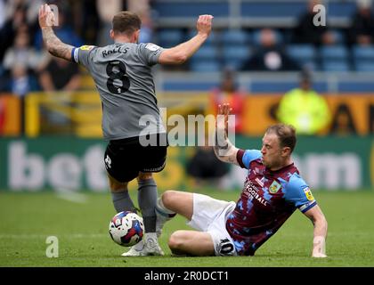 Burnley, Royaume-Uni. 8th mai 2023. Ashley Barnes de Burnley s'attaque à Joe Ralls de Cardiff City pendant le match du championnat Sky Bet à Turf Moor, Burnley. Crédit photo à lire: Gary Oakley/Sportimage crédit: Sportimage Ltd/Alay Live News Banque D'Images