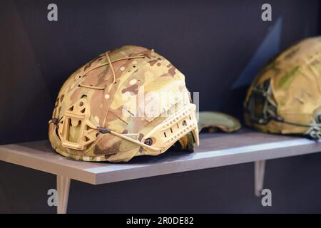 Le casque du soldat, qui fait partie de l'uniforme militaire kaki, est présent dans le magasin de vêtements militaires. Banque D'Images