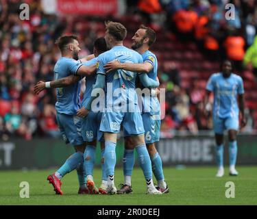 Middlesbrough, Royaume-Uni. 8th mai 2023.Gustavo Hamer de Coventry City célèbre avec ses coéquipiers après avoir marqué leur premier but lors du match de championnat Sky Bet entre Middlesbrough et Coventry City au stade Riverside, à Middlesbrough, le lundi 8th mai 2023. (Photo : Mark Fletcher | ACTUALITÉS MI) Credit: MI News & Sport /Alamy Live News Banque D'Images