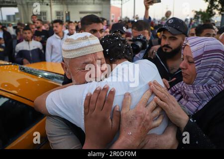 Le Caire. 28th avril 2023. Un palestinien évacué du Soudan est accueilli par ses proches au passage frontalier de Rafah, dans la ville de Rafah, 28 avril 2023 au sud de la bande de Gaza. Credit: Rizek Abdeljawad/Xinhua/Alamy Live News Banque D'Images