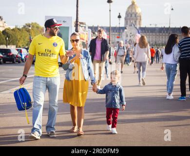 Paris, France - 24 septembre 2017 : une famille du Moyen-Orient sur les champs-Elysées Banque D'Images