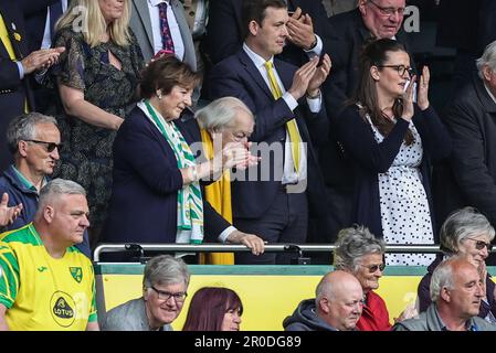 Norwich, Royaume-Uni. 08th mai 2023. Delia Smith applaudit Teemu Pukki #22 de Norwich City lorsqu'il quitte le terrain lors du match de championnat Sky Bet Norwich City vs Blackpool à Carrow Road, Norwich, Royaume-Uni, 8th mai 2023 (photo de Mark Cosgrove/News Images) à Norwich, Royaume-Uni, le 5/8/2023. (Photo de Mark Cosgrove/News Images/Sipa USA) crédit: SIPA USA/Alay Live News Banque D'Images