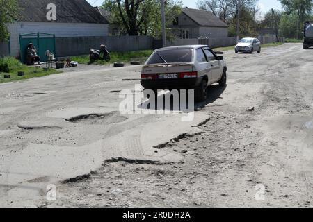 Non exclusif: DNIPRO, UKRAINE - 07 MAI 2023 - fosses profondes sur l'autoroute Dnipro-Mahdalynivka-Kotivka, Dnipro, Ukraine orientale. Banque D'Images