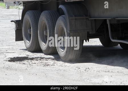 Non exclusif: DNIPRO, UKRAINE - 07 MAI 2023 - fosses profondes sur l'autoroute Dnipro-Mahdalynivka-Kotivka, Dnipro, Ukraine orientale. Banque D'Images