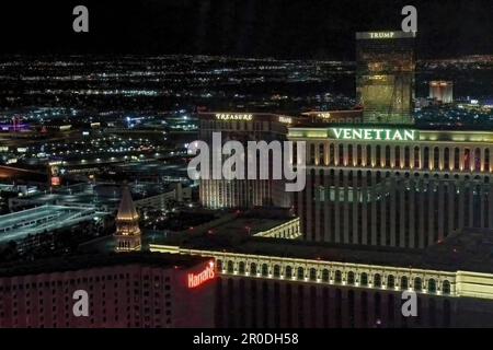 Vue aérienne nocturne de Harrahs Las Vegas, Treasure Island Hotel and Casino, le Venetian Las Vegas et la Trump Tower on the Strip à Las Vegas, Nevada. Banque D'Images