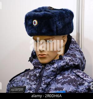 Uniforme militaire Rosgvardiya sur un mannequin comme échantillon pour la vente dans un magasin. Un headaddress militaire porté sur une police - Moscou, Russie, 21 avril 2023 Banque D'Images