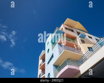 ALBUFEIRA, LE SUD DE L'ALGARVE / PORTUGAL - 10 mars : bâtiments colorés à la Marina de Albufeira Portugal le 10 mars 2018 Banque D'Images