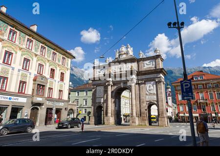 La Triumphforte / Arche de Triumphal de 1765 à Maria-Theresien-Strasse et Maximilian-Strasse, Innsbruck, Autriche, montagnes en arrière-plan. Banque D'Images