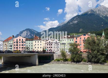 Maisons colorées d'Innsbruck sur la rivière Inn au-dessus de l'Innbrücke (pont de l'auberge), avec le sommet de la montagne Hafelekar en arrière-plan. Banque D'Images