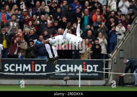 Swansea, Royaume-Uni. 08th mai 2023. Olivier Ntcham, de Swansea City, fête ses célébrations après avoir atteint le but 2nd de ses équipes. Match de championnat EFL Skybet, Swansea City v West Bromwich Albion au stade Swansea.com à Swansea, pays de Galles, le lundi 8th mai 2023. Cette image ne peut être utilisée qu'à des fins éditoriales. Utilisation éditoriale uniquement, licence requise pour une utilisation commerciale. Aucune utilisation dans les Paris, les jeux ou les publications d'un seul club/ligue/joueur. photo par Andrew Orchard/Andrew Orchard sports photographie/Alamy Live News crédit: Andrew Orchard sports photographie/Alamy Live News Banque D'Images