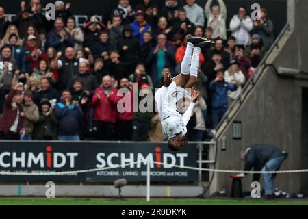 Swansea, Royaume-Uni. 08th mai 2023. Olivier Ntcham, de Swansea City, fête ses célébrations après avoir atteint le but 2nd de ses équipes. Match de championnat EFL Skybet, Swansea City v West Bromwich Albion au stade Swansea.com à Swansea, pays de Galles, le lundi 8th mai 2023. Cette image ne peut être utilisée qu'à des fins éditoriales. Utilisation éditoriale uniquement, licence requise pour une utilisation commerciale. Aucune utilisation dans les Paris, les jeux ou les publications d'un seul club/ligue/joueur. photo par Andrew Orchard/Andrew Orchard sports photographie/Alamy Live News crédit: Andrew Orchard sports photographie/Alamy Live News Banque D'Images