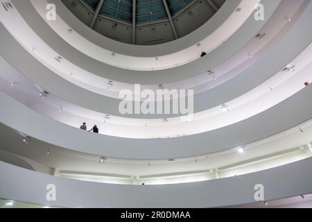 New York, Etats-Unis - 11 juillet 2010: À l'intérieur du célèbre musée Guggenheim avec la construction sinueuse dans l'après-midi à New York, Etats-Unis Banque D'Images