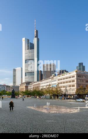 Francfort, Allemagne - 9 octobre 2009: Vue sur le gratte-ciel moderne appelé la tour Commerzbank à Francfort avec les gens à la place de la ville. Banque D'Images