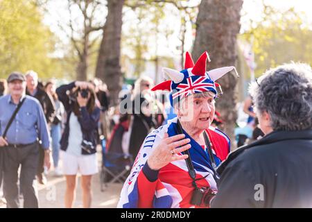 Charles III Coronation Waiting Party - heureuse femme enveloppée dans le drapeau de l'Union 5 mai 2023 Banque D'Images